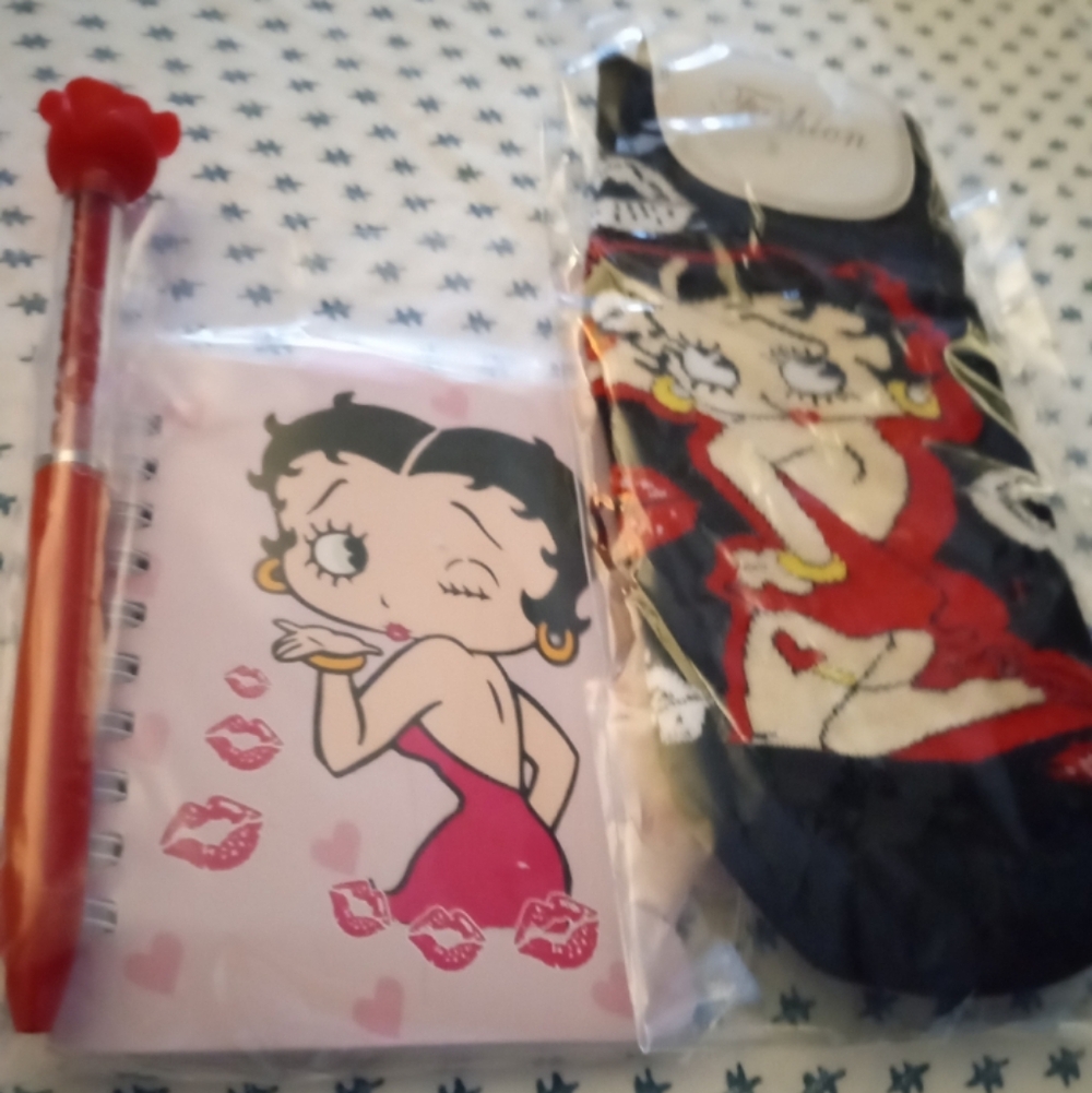 BETTY BOOP 3-PIECE SET NOTEBOOK / ROSE PEN / SOCKS. OFFERS WELCOME